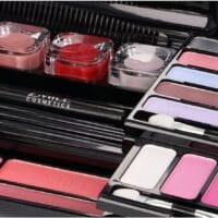 2-2.jpg Trusa de machiaj cu 51 piese "Classic Diva", farduri, luciuri de buze, iluminator, pudră și accesorii, Vegan, Zmile Cosmetics