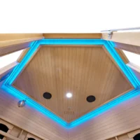 Tavan din lemn cu iluminare LED albastră