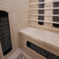 Interior saună din lemn cu bănci și încălzitoare