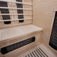 Interior saună din lemn cu bancă