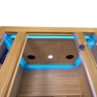 Interior saună din lemn cu iluminare LED albastră