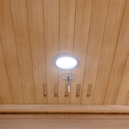 Tavan de saună din lemn cu lumină încastrată