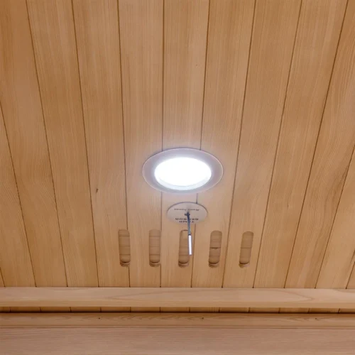 Tavan din lemn cu spot luminos încorporat