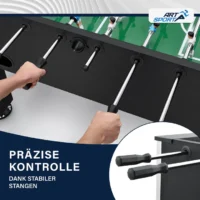 Mâini jucând la masă de fotbal foosball