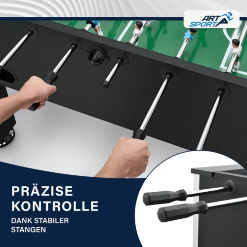 Mâini jucând la masă de fotbal foosball