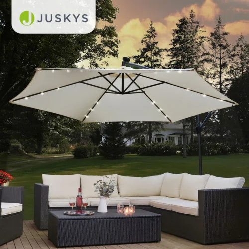 Umbrelă de grădină iluminată peste mobilier exterior