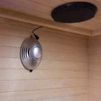 Dispozitiv montat pe perete într-o saună din lemn