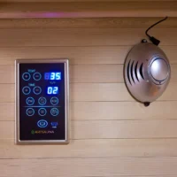 Panou control saună digital pe perete din lemn