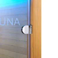 Balama metalică pe ușă de saună din sticlă