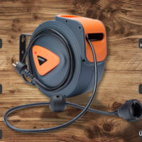 Rustic wooden background Rolă automată de cablu 20m + 1,5m cablu de conectare