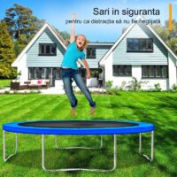 Fată sărind pe trambulină în curte