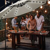 Umbrela terasa/gradina cu lumina LED, husa protectie, panou incarcare solara, protectie UV 50+, rotire la 360°, inclinatie reglabila, manivela, Ø 300 cm, crem
