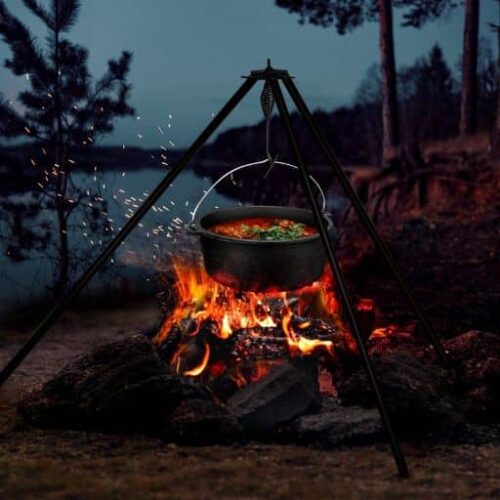 Ceaun pe foc de tabără lângă lac