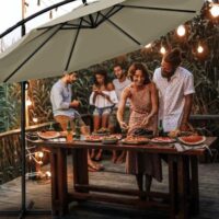 Umbrela terasa/gradina, protectie UV 50+, rezistent la intemperii/vant, acoperire hidrofuga, rotire la 360°, inclinatie reglabila, manivela practica, inaltime 240 cm x Ø 300 cm, crem inchis