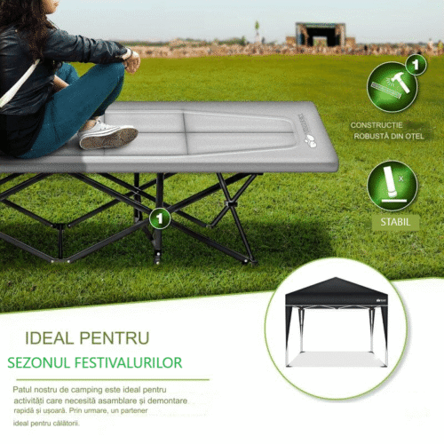 Persoană pe pat de camping pliabil pe iarbă
