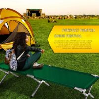 Femeie pe pat de camping lângă cort