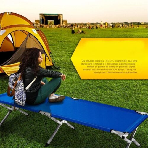 Femeie pe pat de camping lângă cort galben