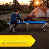 Femeie relaxându-se pe pat pliant la camping
