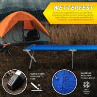 Pat de camping lângă cort, pe ploaie