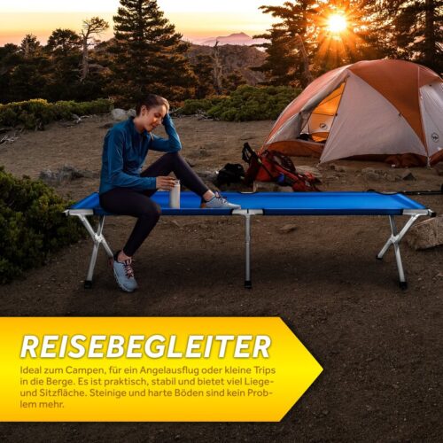 Femeie relaxându-se pe pat de camping la apus