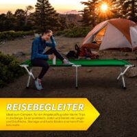 Femeie la camping, pe pat pliant, la apus