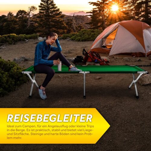 Femeie la camping, pe pat pliant, la apus