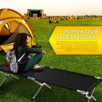 Femeie relaxându-se pe pat camping la festival