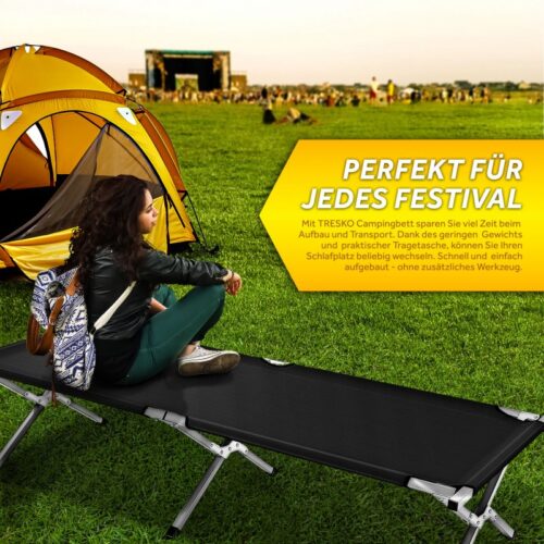 Femeie relaxându-se pe pat camping la festival