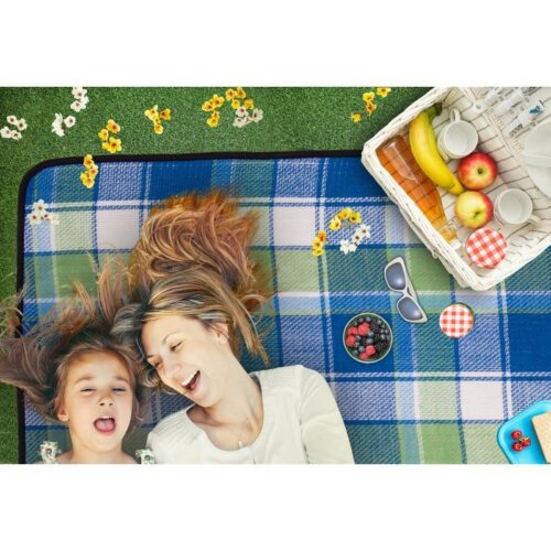 Mamă și fiică pe pătură la picnic