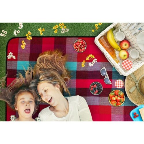Mamă și fiică la picnic pe pătură colorată