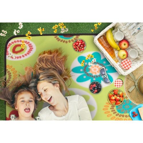 Mamă și copil pe pătură de picnic