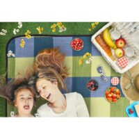 Mamă și fiică la picnic pe pătură
