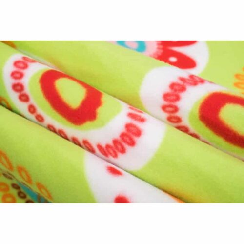 Material textil verde cu inimioare colorate