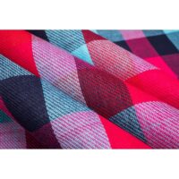 Material textil în carouri roșii și albastre